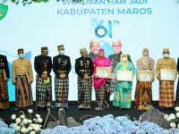 Bupati Maros Hatta Rahman (tengah) didampingi para pejabat Pemkab Maros dan Ketua Tim Penggerak PKK Maros