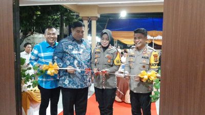 Bupati Maros Chaidir Syam, Ketua DPRD Maros Andi Patarai Amir dan Kapolres Maros AKBP Awaluddin saksikan pengguntingan pita Kapolsel Lau Andi Sukma (Foto : Istimewa)